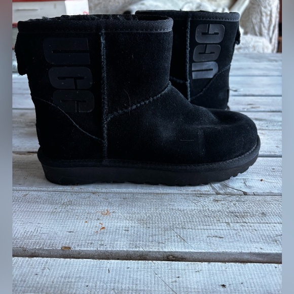Ugg | kids | class mini boot | plush lining  | black | branded | suede | 5 - Picture 7 of 11